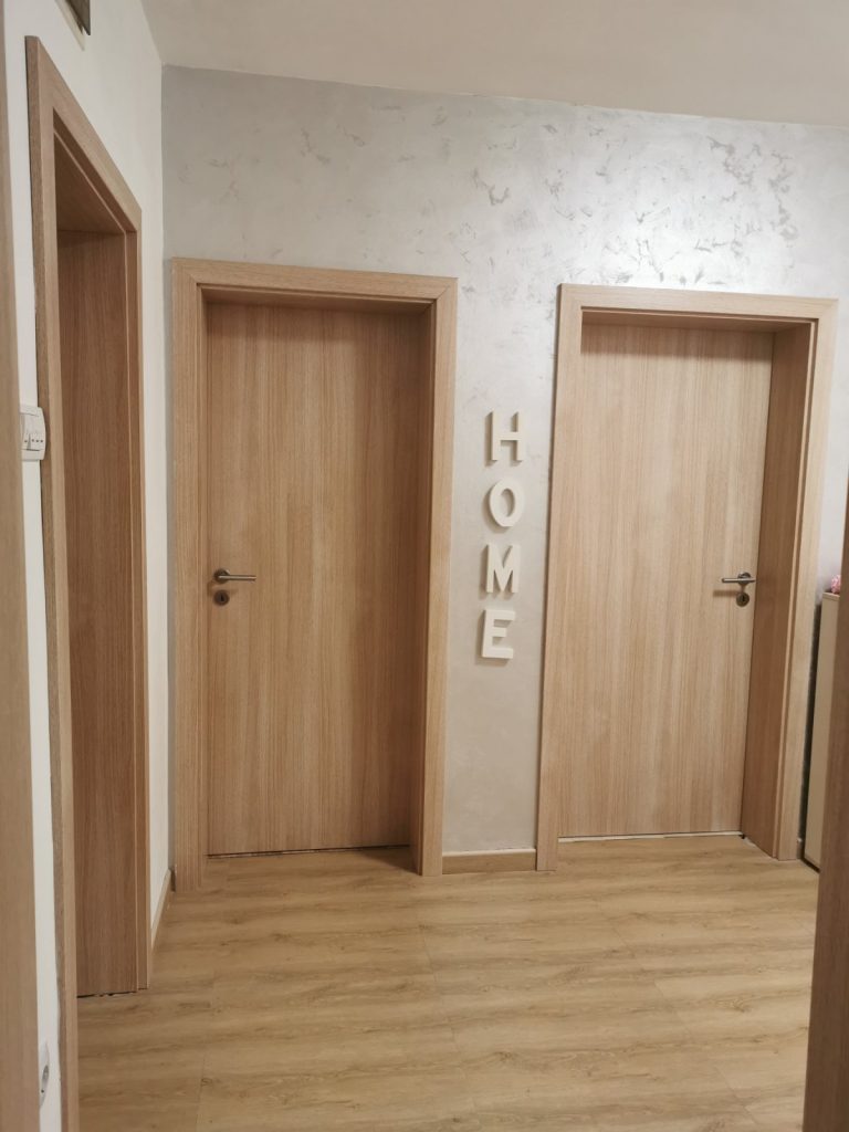 Drvena unutrašnja vrata u modernom hodniku